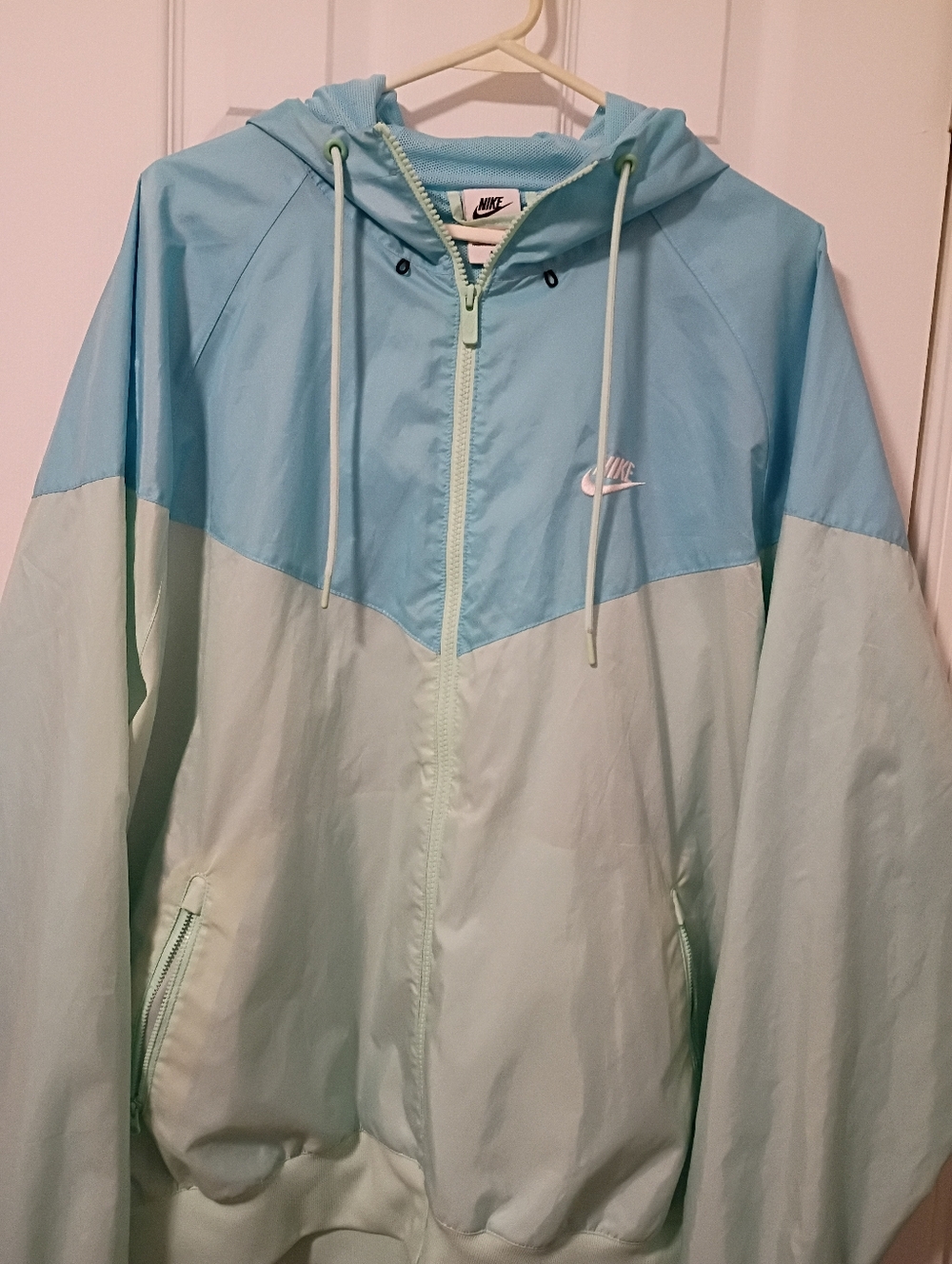 Nike Men’s Two-Tone Light Blue & Seafoam Hooded Windbreaker